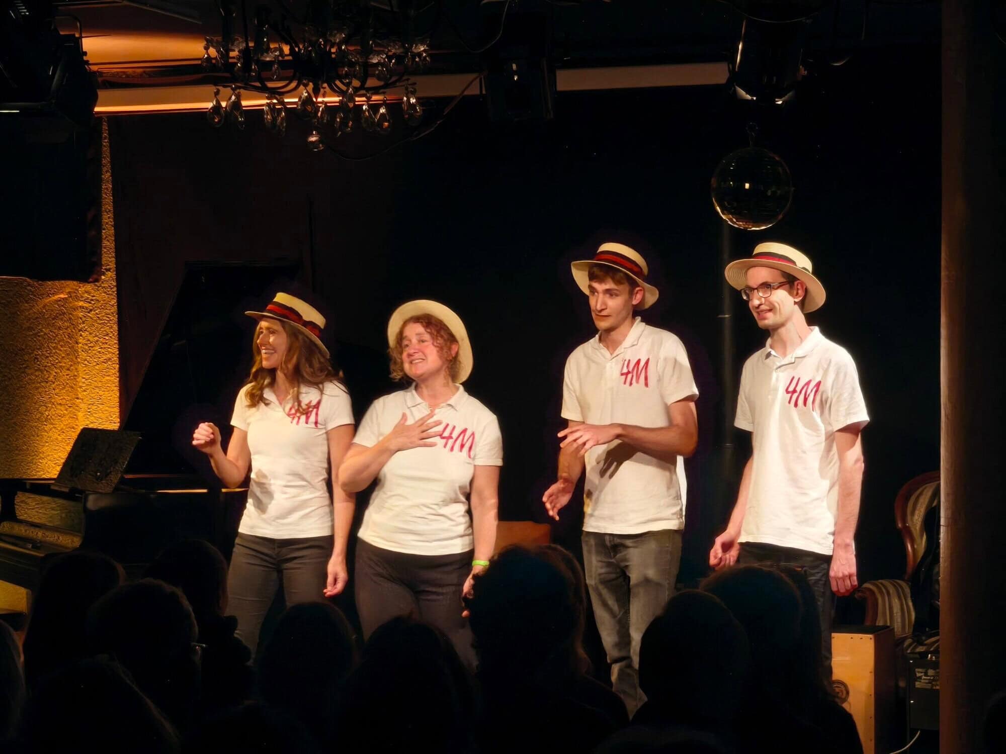 4M Quartett auf der Bühne bei Gleis 21, live im Barbershop-Stil.