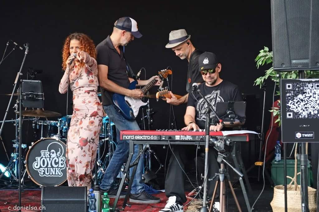 Musiker auf der Bühne bei Gleis21 mit Keyboard, Gitarre und Gesang.