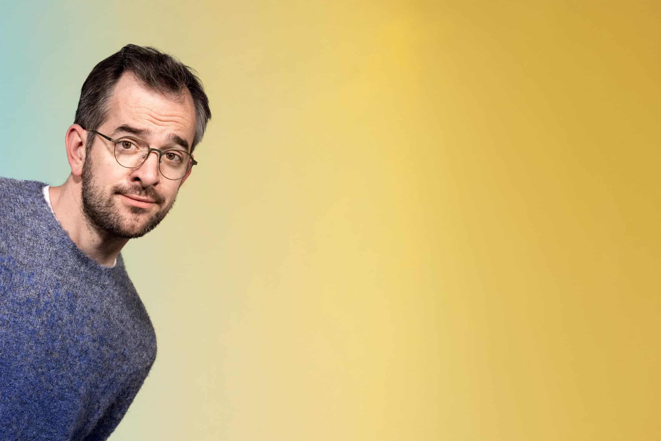 Kilian Ziegler vor farbigem Hintergrund, professionell fotografiert.