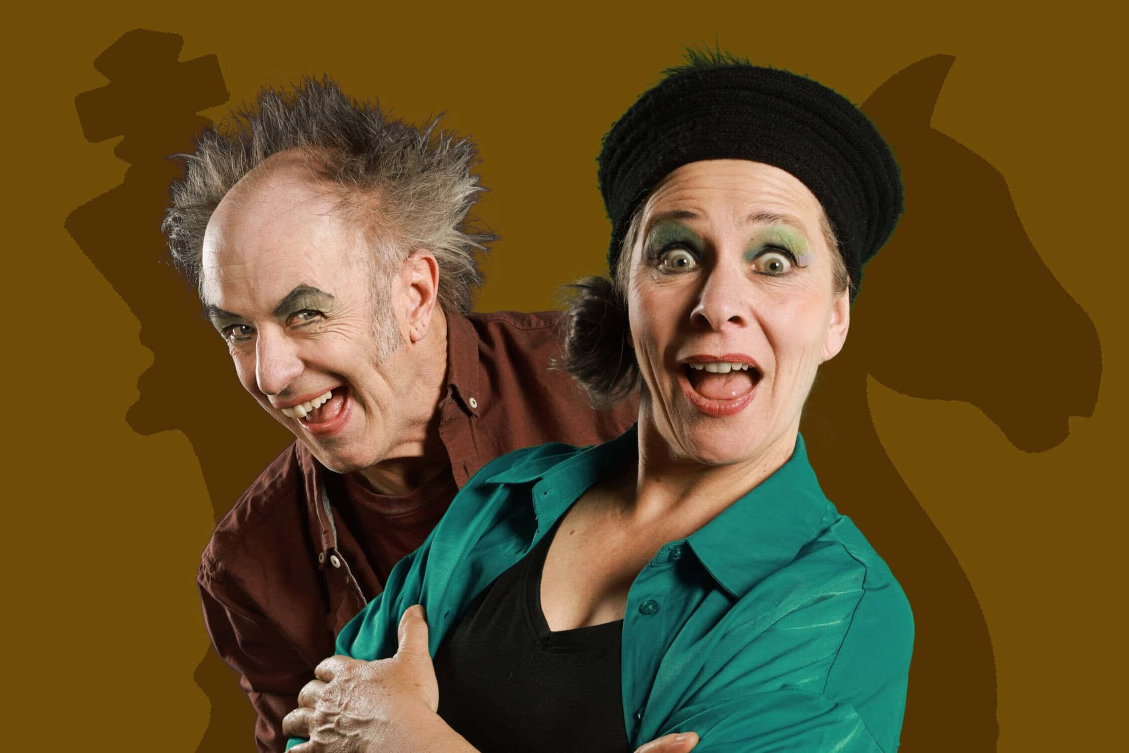 Lachende Schauspieler bei Comedia Zap mit SchachSinn auf der Bühne.